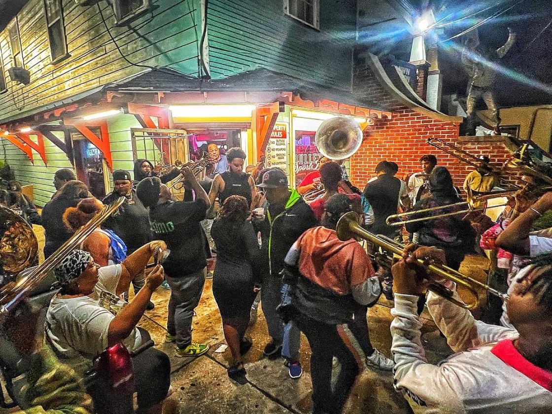 Friday night scene outside Bullet's Sports Bar on November 17, 2023. Photo by MJ Mastrogiovanni.