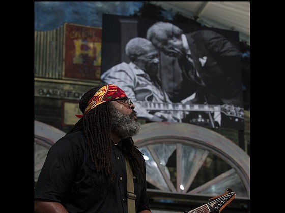 Alvin Youngblood Hart's Muscle Theory. Photo by Ryan Hodgson-Rigsbee