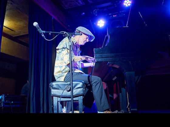 Tom McDermott onstage in the Foundation Room. Photo by Eli Mergel.