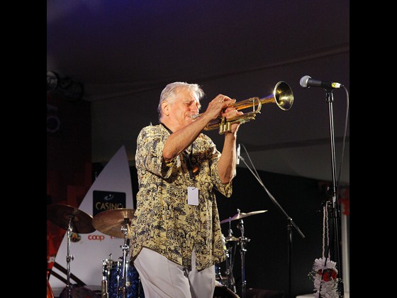 Charlie Miller plays with Skipper-Just-Frost (photo by Sheik Richardson)